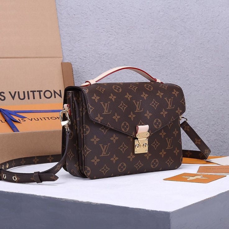 LOUIS VUITTON POCHETTE