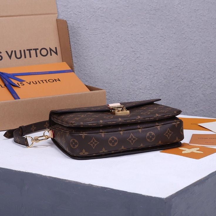 LOUIS VUITTON POCHETTE